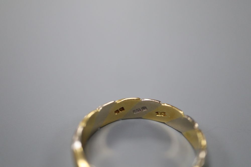 A modern two colour 18ct gold wedding band, size W, 6.5 grams. ,